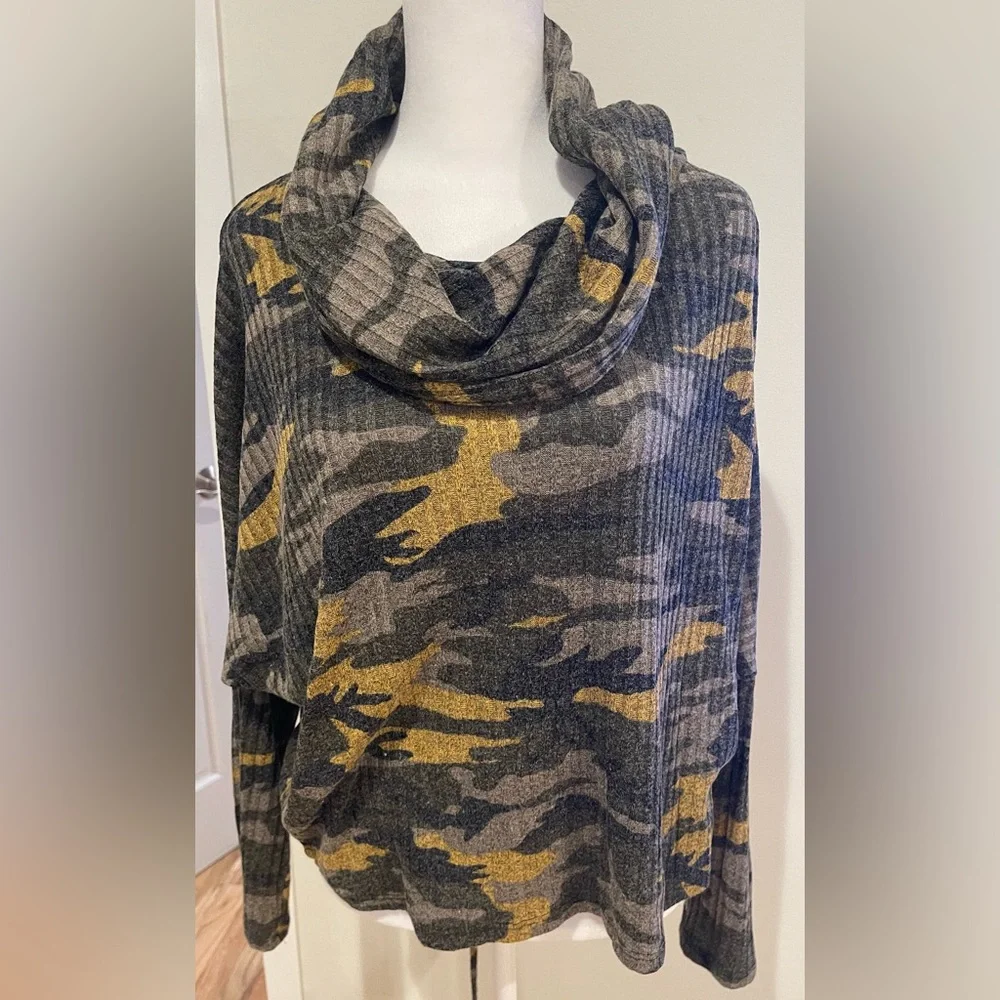 Green Camo Print, Cowl Neck Lace Up Back Top Size Medium Made In USA - Picture 2 of 6